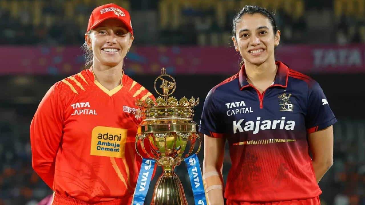 वुमन्स प्रीमियर लीग 2026 स्पर्धेतून मुंबई इंडियन्स आणि यूपी वॉरियर्स यांचा पत्ता कट झाला आहे. तर रॉयल चॅलेंजर्स बंगळुरुने अंतिम फेरीत जागा पक्की केली आहे. त्यामुळे जेतेपद कोण मिळवणार याची उत्सुकता लागली आहे. (Photo- WPL/BCCI)