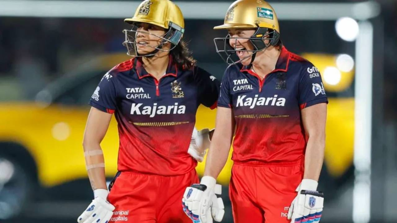 वुमन्स प्रीमियर लीग 2026 स्पर्धेचा अंतिम सामना 5 फेब्रुवारी रोजी वडोदरा येथील बीसीए स्टेडियमवर होईल. या सामन्याद्वारे रॉयल चॅलेंजर्स बंगळुरू दुसऱ्यांदा ट्रॉफी उंचावणार की नवा विजेता मिळणार हे पाहणं औत्सुक्याचं ठरणार आहे. (Photo- WPL/BCCI)