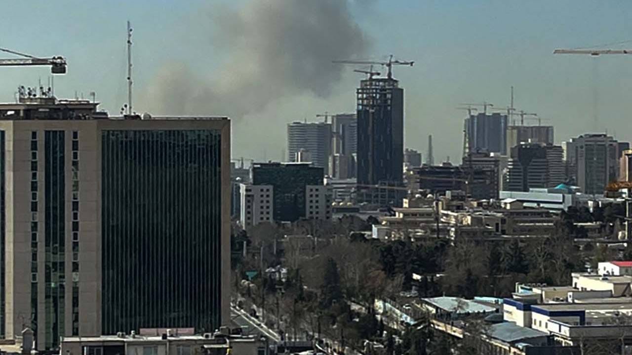 इराणी एक्सपर्ट मेहरान कामरावा यांनी सांगितलं की, इस्रायल बऱ्याच काळापासून अमेरिका-इराण चर्चा अयशस्वी करण्यासाठी प्रयत्न करत होता. जे 2025 मध्ये झालं, तसचं इस्रायलने अमेरिकेला या युद्धात सहभागी होण्यासाठी भाग पाडलय असं कामरावा यांचं म्हणणं आहे. (AFP)