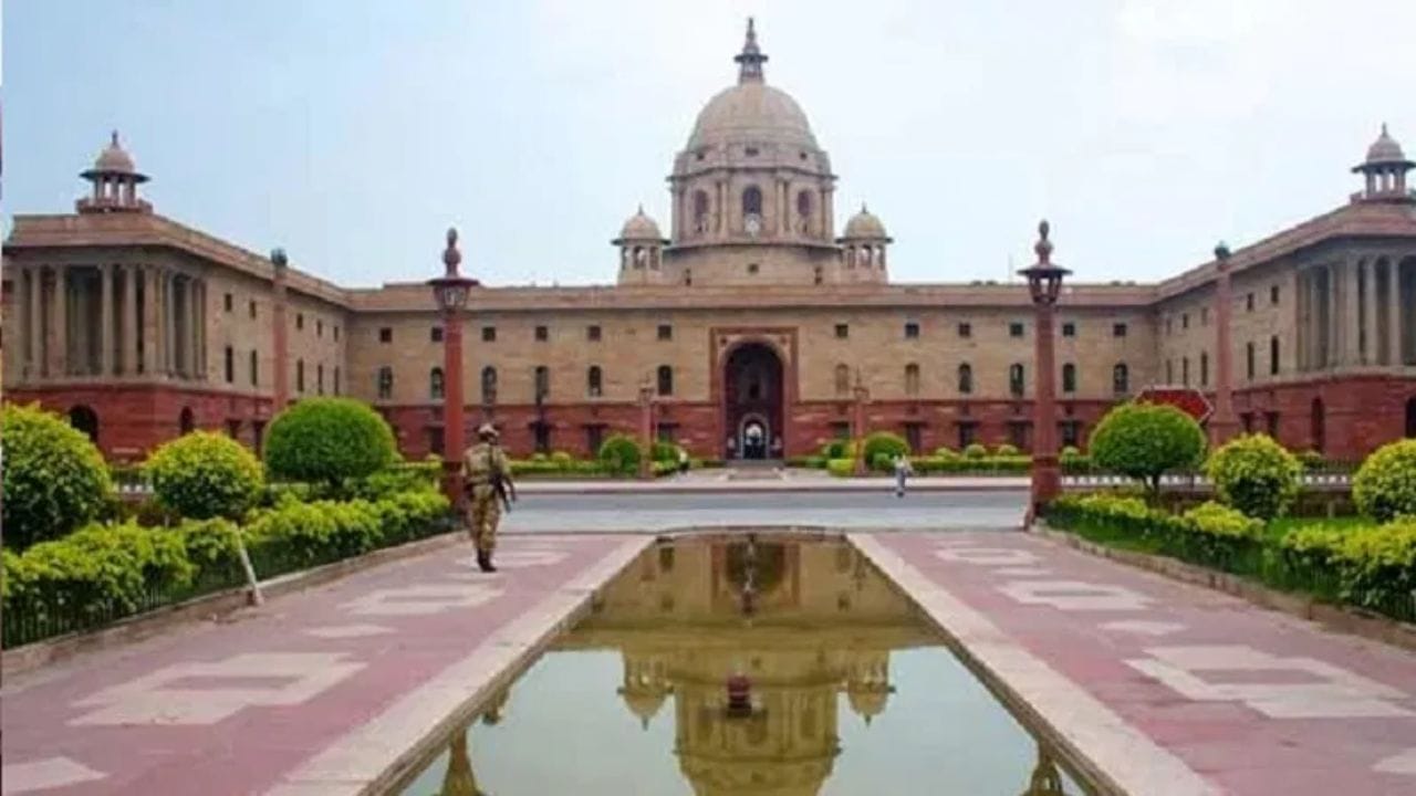 राष्ट्रपती भवन : राष्ट्रपती भवनाच्या वरचा संपूर्ण परिसर नो-फ्लाय झोन आहे. तेथे कोणतेही विमान, हेलिकॉप्टर किंवा ड्रोन उडवण्यास परवानगी नाही. सुरक्षेसाठी हा निर्णय घेण्यात आलेला आहे.  