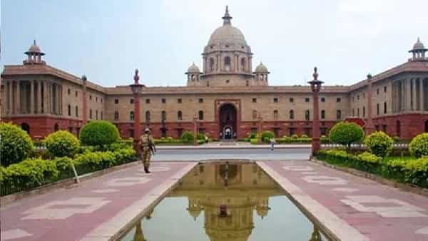 राष्ट्रपती भवन : राष्ट्रपती भवनाच्या वरचा संपूर्ण परिसर नो-फ्लाय झोन आहे. तेथे कोणतेही विमान, हेलिकॉप्टर किंवा ड्रोन उडवण्यास परवानगी नाही. सुरक्षेसाठी हा निर्णय घेण्यात आलेला आहे.