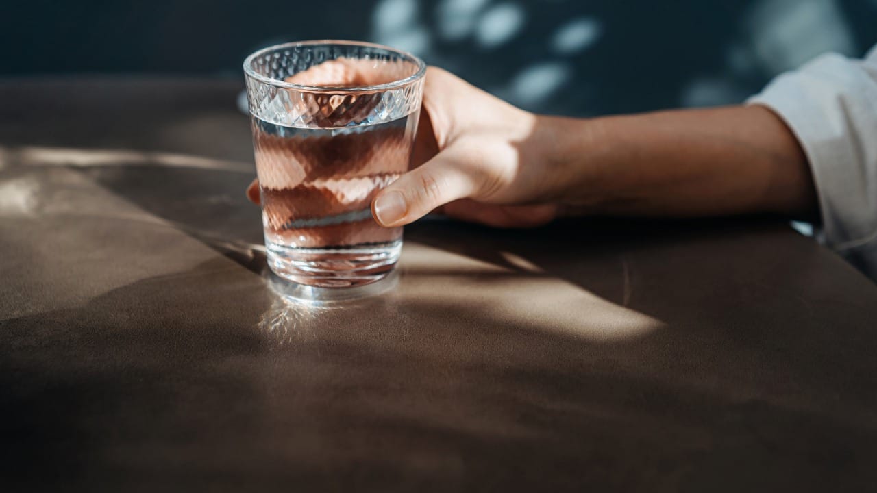 सकाळी उठल्याबरोबर अतिशय थंड पाणी पिणे टाळावे, कारण यामुळे पचनसंस्थेला धोका असू शकतो. यामुळे घशात जळजळ होऊ शकते. मात्र, थंड पाण्याचेही काही विशिष्ट फायदे आहेत.