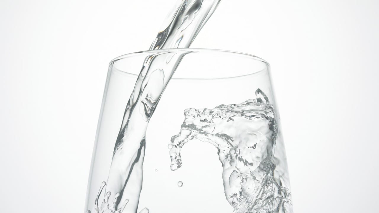 कोमट पाण्यामुळे शरीराचे तापमान किंचित वाढते, ज्यामुळे मेटाबॉलिझ्म वेगवान होऊन वजन नियंत्रणात राहण्यास मदत होते. कोमट पाण्यामुळे रक्तवाहिन्या नैसर्गिकरित्या विस्तारतात. तसेच शरीरातील रक्ताभिसरण सुधारते.