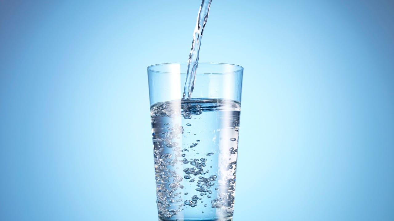 सकाळी कोमट पाणी प्यायल्याने शरीरातील विषारी घटक बाहेर टाकण्यास मदत होते. तसेच बद्धकोष्ठतेचा त्रास कमी होतो. तसेच शरीरातील रक्तभिसरण सुधारते.