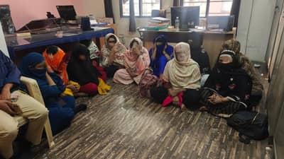 पुण्यातील बुधवार पेठेत ११ बांगलादेशी महिलांना अटक, नकली आधारकार्ड आणि रेशनिंग कार्डाआधारे रहिवास