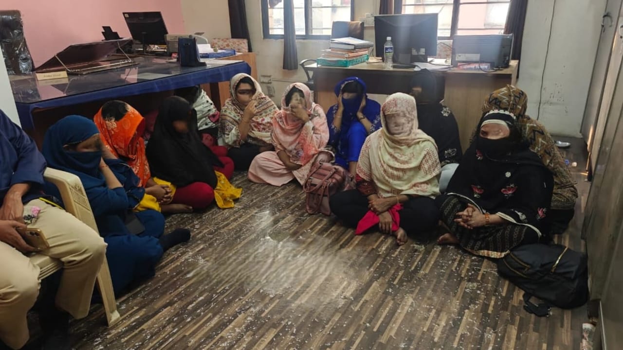 पुण्यातील बुधवार पेठेत ११ बांगलादेशी महिलांना अटक, नकली आधारकार्ड आणि रेशनिंग कार्डाआधारे रहिवास पुण्यातील बुधवार पेठेत ११ बांगलादेशी महिलांना अटक, नकली आधारकार्ड आणि रेशनिंग कार्डाआधारे रहिवास
