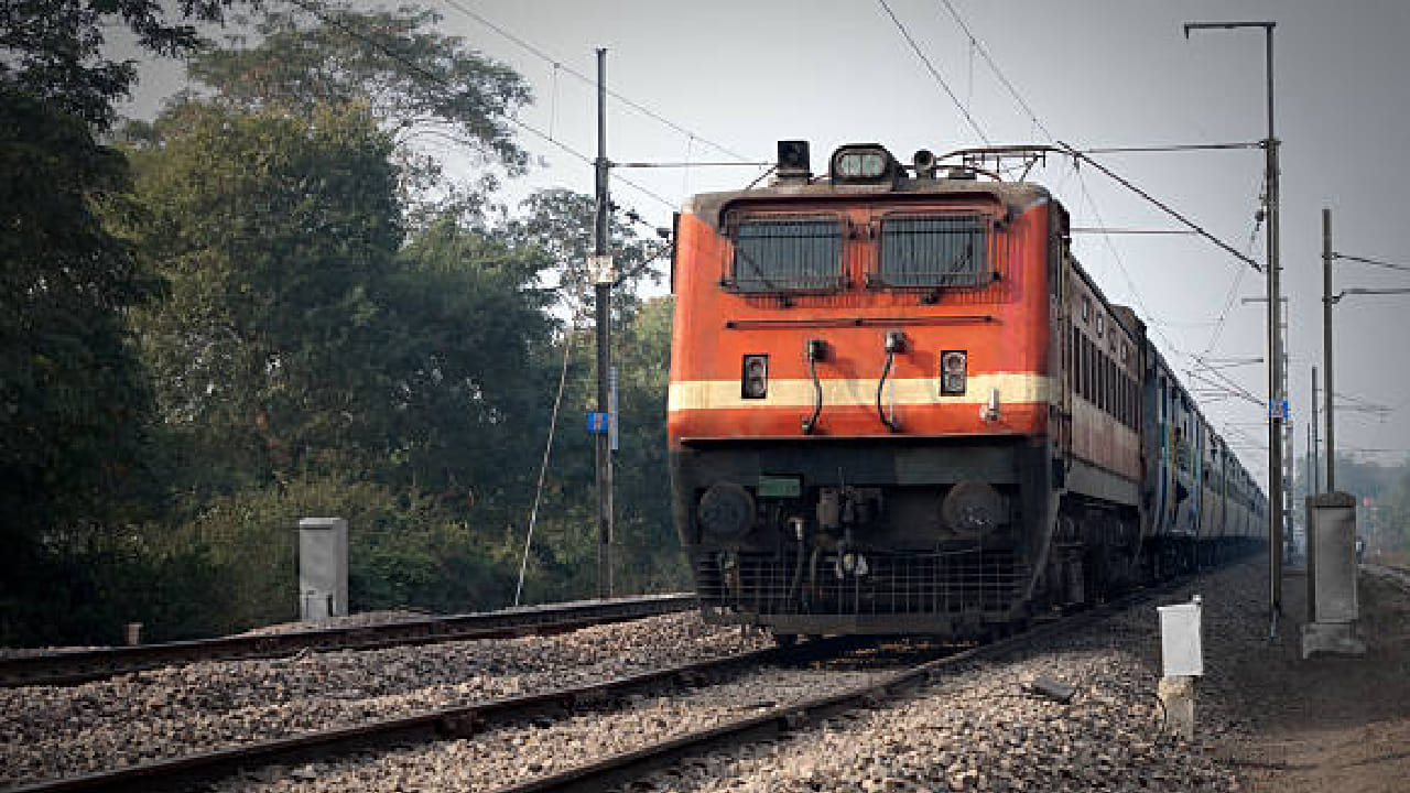 हिमसागर एक्सप्रेस ही एक साप्ताहिक ट्रेन असून ती जम्मू–काश्मीरमधील श्रीमाता वैष्णो देवी कटरा येथून सुटते आणि थेट तामिळनाडूतील कन्याकुमारी येथे पोहोचते. उत्तर भारतापासून दक्षिण भारतापर्यंतचा हा प्रवास तब्बल 3790 किलोमीटर इतका लांब आहे.