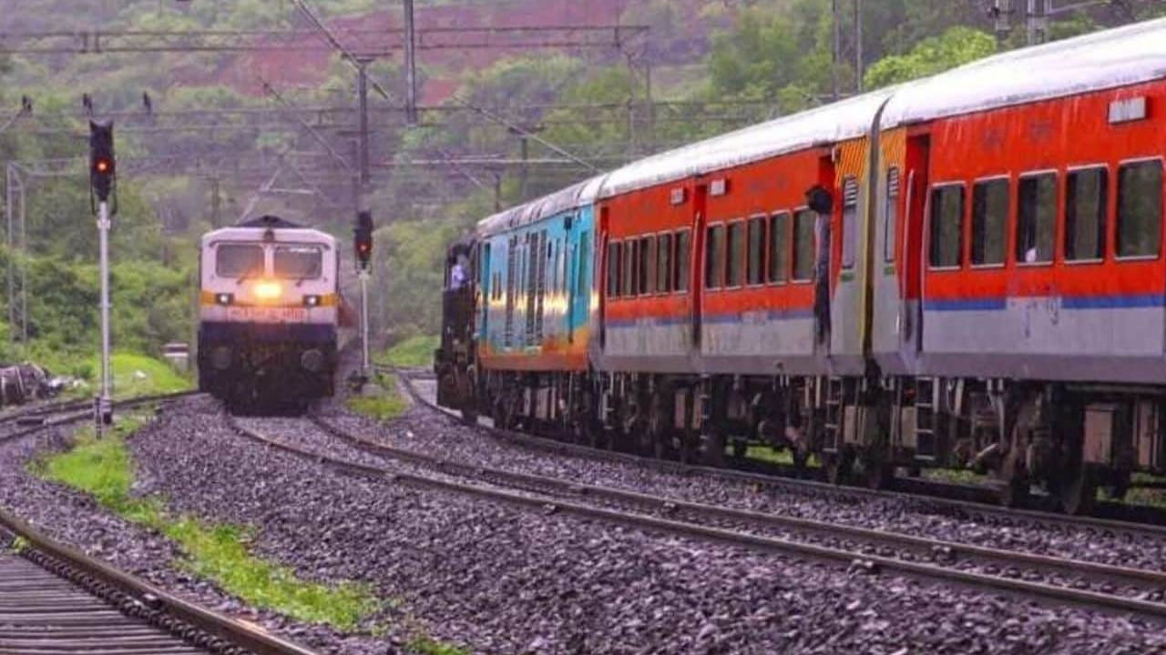 भारतीय रेल्वे आज जगातील तिसऱ्या क्रमांकाचं सर्वात मोठं रेल्वे नेटवर्क म्हणून ओळखले जाते. सुरक्षित आणि विश्वासार्ह प्रवासासाठी आजही बहुतांश नागरिक रेल्वे प्रवासालाच प्राधान्य देतात. 