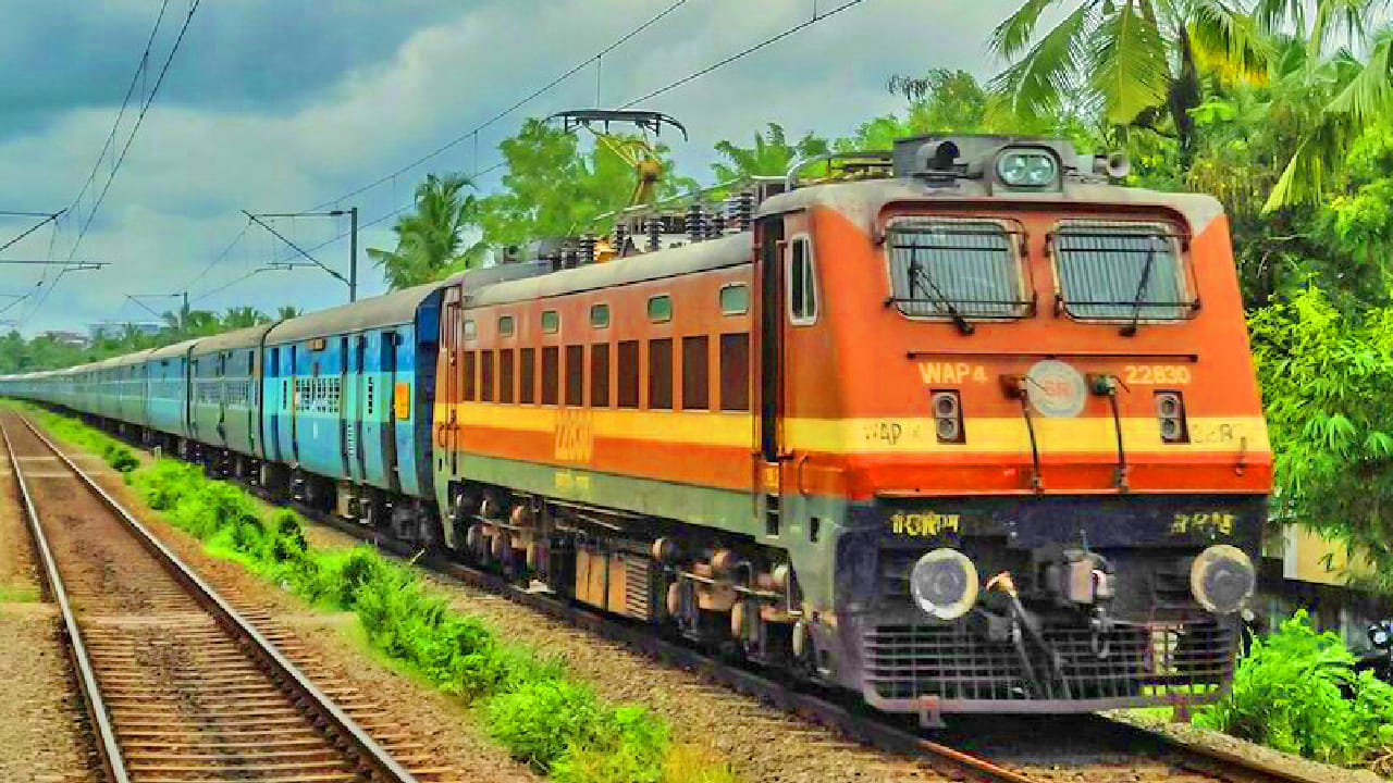 मात्र तुम्हाला माहिती आहे का भारतात अशी एक ट्रेन आहे जी थेट 12 राज्यांतून प्रवास करत उत्तर भारतापासून थेट दक्षिण टोकापर्यंत पोहोचते? ही अनोखी आणि थक्क करणारी ट्रेन म्हणजेच हिमसागर एक्सप्रेस.