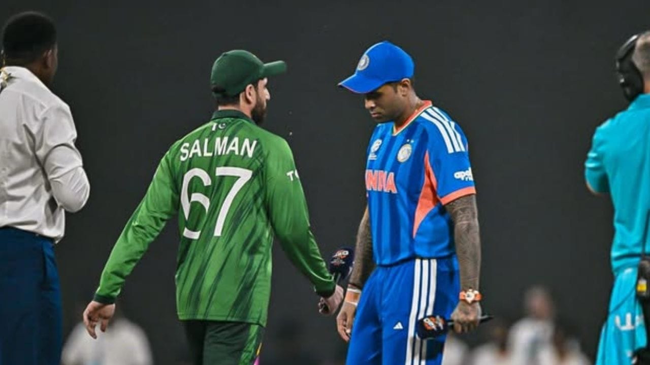 नाणेफेक जिंकून गोलंदाजी : या महामुकाबल्यात पाकिस्तानचा कर्णधार सलमान अली आगाने नाणेफेक जिंकून प्रथम गोलंदाजी करण्याचा निर्णय घेतला, मात्र इशान किशनच्या आक्रमक फटकेबाजीमुळे त्याचा हा निर्णय चुकीचा ठरला.