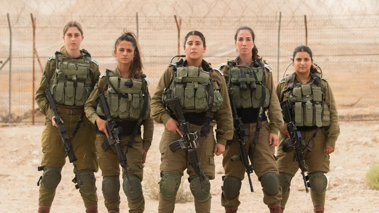 इस्रायलचे वर्चस्व: जगातील सर्वात शक्तिशाली महिला सैन्य इस्रायलकडे मानले जाते. या देशात प्रत्येक नागरिकाला लष्करी प्रशिक्षण घेणे अनिवार्य आहे, ज्यामुळे येथील महिला सैन्य अत्यंत प्रशिक्षित आणि घातक आहे.
