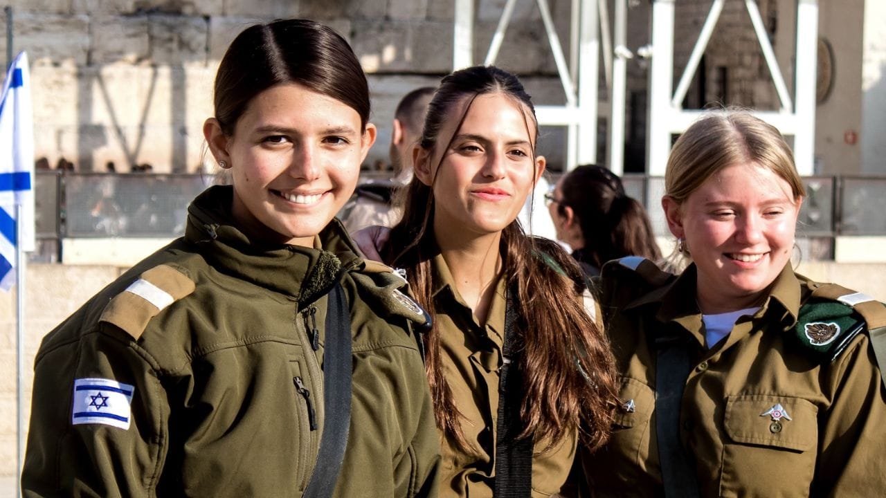 अमेरिकेत किती महिला सैनिक : अमेरिकेने 1942 मध्ये महिला सैन्य दलाची स्थापना केली होती. अमेरिकेचे संरक्षण बजेट जगात सर्वाधिक असल्याने त्यांचे महिला सैन्य अत्याधुनिक शस्त्रे आणि मोठ्या मोहिमांमध्ये सक्रिय सहभागासाठी ओळखले जाते.