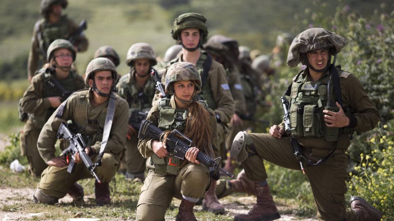 रशियाचे स्थान: रशिया या यादीत दुसऱ्या क्रमांकावर आहे. रशियाकडे जगातील सर्वाधिक अण्वस्त्रे असून त्यांच्या महिला सैनिकांनाही अत्यंत शक्तिशाली मानले जाते. 2025 च्या अहवालानुसार रशियाकडे 11 लाखांहून अधिक सक्रिय महिला सैनिक आहेत.