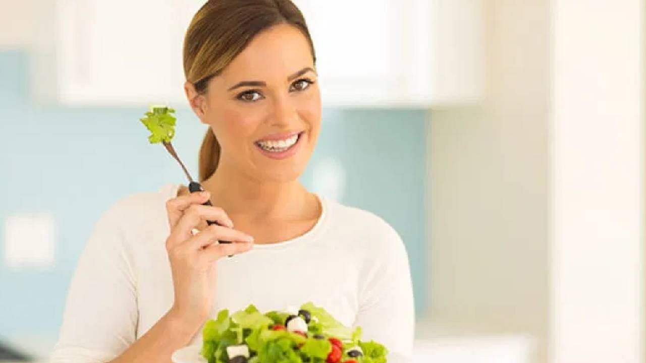 तुम्ही जर 40 मध्ये असाल तर आरोग्याची विशेष काळजी घ्या. विशेष: खाण्यापिण्याकडे लक्ष द्या नाही तर आरोग्याच्या असंख्य समस्या यामुळे निर्माण होऊ शकतात. 