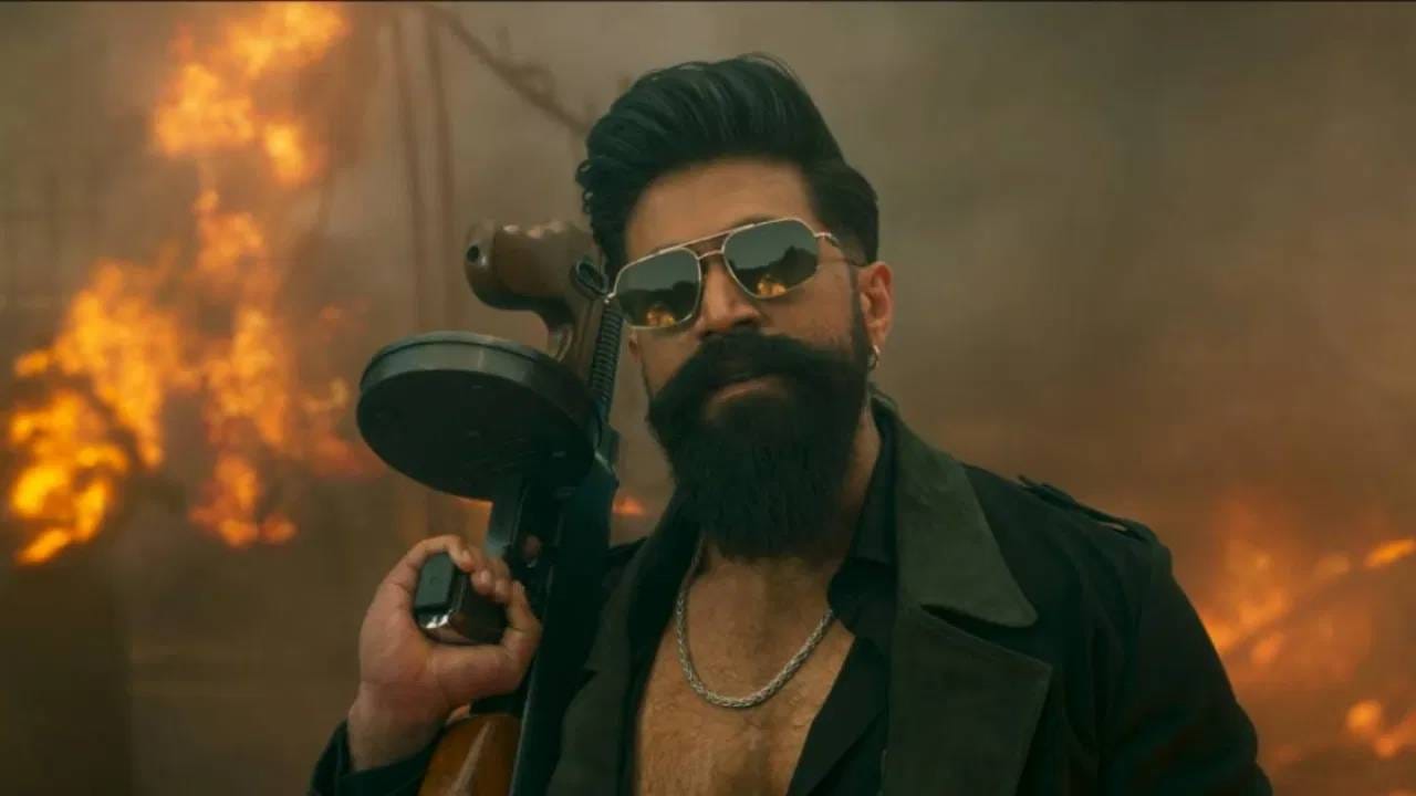  'धुरंधर 2' आणि 'टॉक्सिक हे दोन्ही चित्रपट एकाचदिवशी 19 मार्चला रिलीज होणार आहेत. या दोन्ही चित्रपटांचा क्लॅश होणार आहे. अशावेळी या दोन्ही चित्रपटांबद्दल भरपूर चर्चा आहे. दोन्ही चित्रपट मोठ्या प्रमाणात बनवण्यात आले आहेत. 