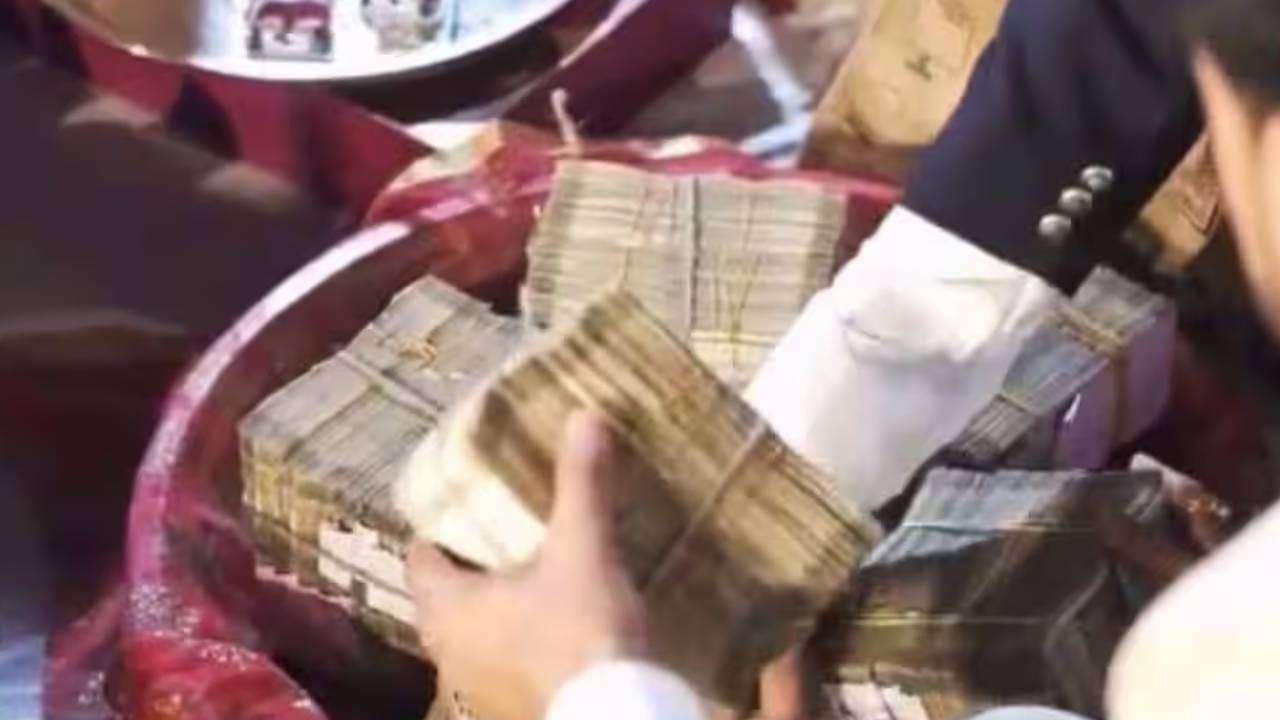 21 तोळे सोनं, 71 लाख कॅश! प्रसिद्ध युट्यूबरने घेतलेला मोठा हुंडा, व्हिडीओ पाहून नेटकरी संतापले! 21 तोळे सोनं, 71 लाख कॅश! प्रसिद्ध युट्यूबरने घेतलेला मोठा हुंडा, व्हिडीओ पाहून नेटकरी संतापले!