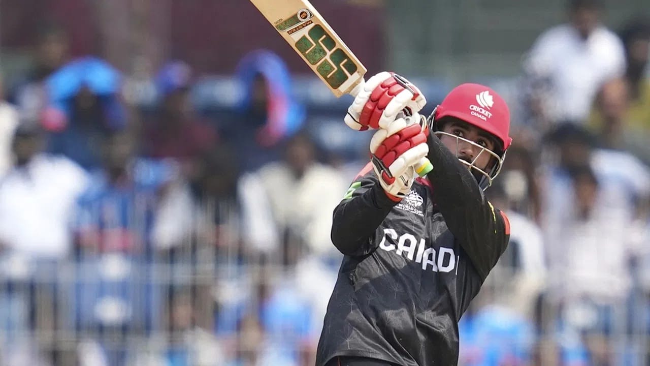 कॅनडाचा युवा फलंदाज युवराज सामना याने न्यूझीलंड विरुद्ध चाबूक शतक झळकावलं. युवराजने न्यूझीलंडच्या गोलंदाजांची धुलाई करत 65 बॉलमध्ये 110 रन्स केल्या. युवराजने या खेळीत चौकार आणि षटकारांच्या मदतीने 80 धावा केल्या. युवराजने या खेळीत 11 चौकार आणि 6 षटकार लगावले. युवराजने यासह वर्ल्ड कप स्पर्धेत वर्ल्ड रेकॉर्ड करण्याची कामगिरी केली आहे. (Photo Credit : PTI)