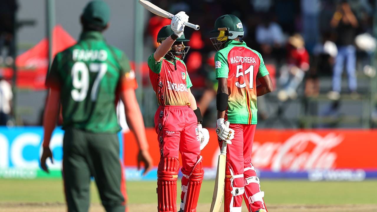 टी20 वर्ल्डकप 2022 मध्ये असंच चित्र पाहायला मिळालं होतं. झिम्बाब्वेने पाकिस्तानला फक्त एका धावेने नमवलं होतं. झिम्बाब्वेने प्रथम फलंदाजी करताना 130 धावा केल्या. पण पाकिस्तानला 20 षटकात 129 धावा करता आल्या. हा पाकिस्तान सहज जिंकेल असं वाटत होतं. पण 1 धाव महागात पडली. (Photo- Zimbabwe Cricket X)