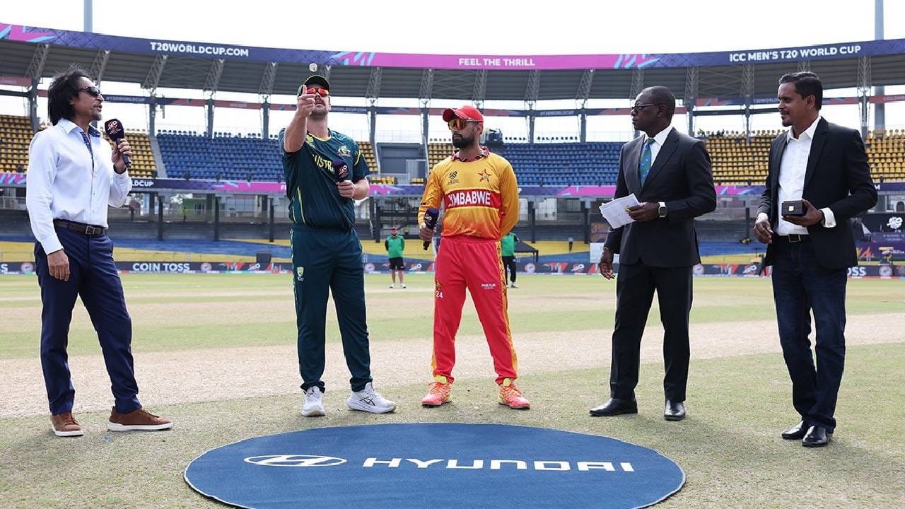 साखळी फेरीत आयर्लंडविरुद्धचा सामना पावसामुळे रद्द झाला आणि झिम्बाब्वेला सुपर 8 फेरीचं तिकीट मिळालं. झिम्बाब्वेच्या खात्यात 5 गुण झाले असून ऑस्ट्रेलियाला मागे टाकत सुपर 8 फेरीत जागा पक्की केली आहे. झिम्बाब्वेने पहिल्यांदाच टी20 वर्ल्डकप स्पर्धेच्या इतिहासात सुपर 8 फेरीत जागा मिळवली आहे. (Photo- Zimbabwe Cricket Twitter)