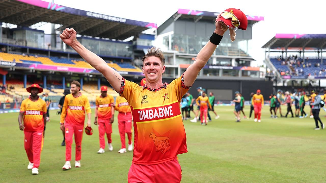 टी20 वर्ल्डकप 2026 स्पर्धा सुरू होण्यापूर्वी झिम्बाब्वे सुपर 8 फेरीत जागा मिळवेल असं कोणी सांगितलं असतं तर विश्वास ठेवला नसता. पण आता झिम्बाब्वेने सुपर 8 फेरीत जागा मिळवली आहे. बलाढ्य ऑस्ट्रेलियाच्या आशेवर पाणी टाकत एन्ट्री मारली आहे. श्रीलंकेनंतर ब गटातून झिम्बाब्वे सुपर 8 फेरीसाठी पात्र ठरला आहे.  साखळी फेरीत शेवटचा सामना श्रीलंका आणि झिम्बाब्वे यांच्यात होणार आहे. पण दोन्ही संघ पात्र ठरलेत. (Photo- Zimbabwe Cricket Twitter)