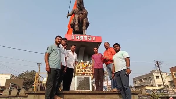कोल्हापूर पासून सुरवात केल्यानंतर आसमा कुरणे हिने रायगडसह 5 किल्ले पूर्ण केले आहेत. आता आसमा धावत वरंध घाट मार्गाने पुण्याच्या भोरमध्ये दाखल झाली आहे. भोरमध्ये दाखल झाल्यानंतर शिवतीर्थ चौपाटी येथे शिवाजी महारांच्या पुतळ्याला शिवप्रेमींसह तीने अभिवादन केलं