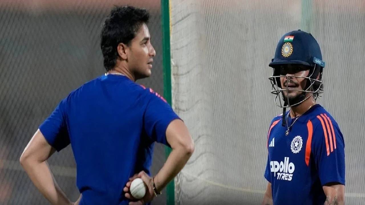 समजा वेस्ट इंडिजने आज दक्षिण आफ्रिकेला हरवलं, तर अशा स्थितीत रनरेट महत्वाचा होईल. मग, अशा स्थितीत IND vs ZIM सामन्यात भारतासाठी पहिली बॅटिंग फायद्याची की बॉलिंग?. टॉस जिंकून पहिली फिल्डिंग फायद्याची आहे. भारताने पहिली गोलंदाजी स्वीकारली तर झिम्बाब्वेला कमी धावसंख्येवर रोखून टार्गेट चेंज करणं थोडं सोपं असेल.   