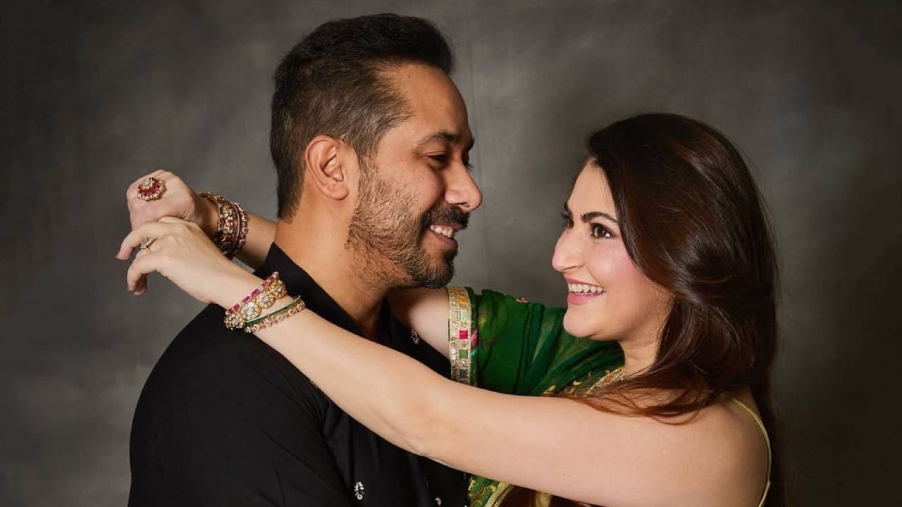 अजय देवगण, तब्बू यांच्या भूमिका असलेला 'दृश्यम 2' हा चित्रपट बॉक्स ऑफिसवर चांगलाच गाजला होता. या चित्रपटाचा दिग्दर्शिक अभिषेक पाठक लवकरच त्याच्या आयुष्याच्या एका प्रवासाची सुरुवात करणार आहे. अभिषेकची पत्नी गरोदर असून त्यांच्या घरी लवकरच पाळणा हलणार आहे. 
