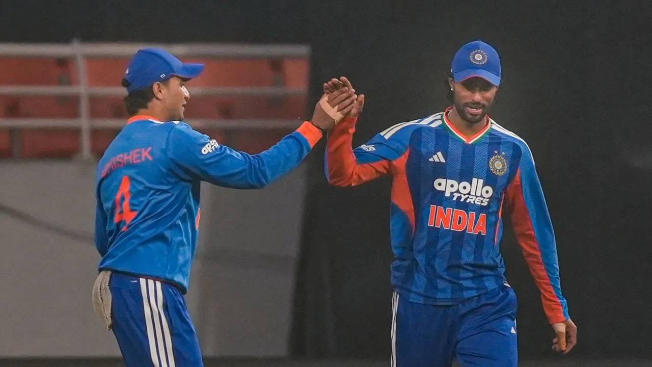 पाकिस्तान विरुद्ध T20I मध्ये सर्वाधिक सिक्सर मारणारा खेळाडू विराट कोहली आहे. विराट कोहलीने पाकिस्तान विरुद्ध 11 टी20 सामन्यात 11 सिक्स मारले आहेत. विराट कोहली आता T20I मधून रिटायर झालाय. अशावेळी तिलक वर्मा, अभिषेक शर्माकडे त्याच्या पुढे जाण्याची संधी आहे. (PHOTO CREDIT- PTI)