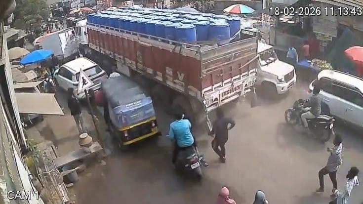  या अपघातात रिक्षा चेपल्या आणि त्यातील चार ते पाच जण प्रवासी जखमी झाले. सुदैवाने जीवितहानी टळली  जखमींना मदत न करता चालक पळण्याच्या तयारीत असताना संतप्त नागरिकांनी पाठलाग करत त्याला पकडले.