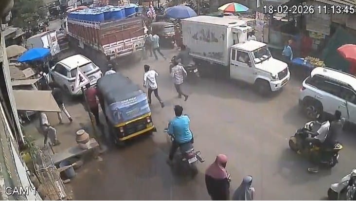  या भयानक अपघाताचा थरारक CCTV व्हिडिओ समोर आला आहे.सुदैवाने या अपघातात कोणाला मोठी इजा झाली नाही. रिक्षातील प्रवासी थोडक्यात बचावले.