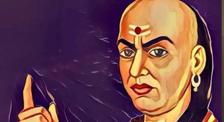 आचार्य चाणक्य यांच्यानुसार नेहमी तुमच्या विषयी वाईट बोलणारी तसेच कोणतीही स्थिती असली तरीही दुमचे दोष सांगून तुम्हाला अडचणीत आणणाऱ्या व्यक्तीसोबत राहू नये. अशा लोकांपासून दूर राहणेच कधीही चांगले. या लोकांमुळे तुमची सकारात्मक उर्जा कमी होते. 