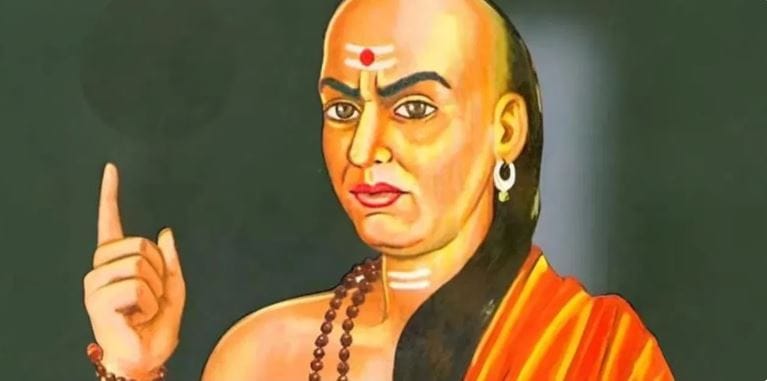 काही लोक नेहमी खोटं बोलतात. अशा लोकांपासून नेहमी दूर राहावे. खोटं बोलणाऱ्या लोकांशी कधीच मैत्री करू नये. खोटं बोलून हेतू साध्य करणाऱ्या लोकांशी तुम्ही मैत्री केली तर तुम्हीदेखील कधीतरी संकटात सापडू शकता. 