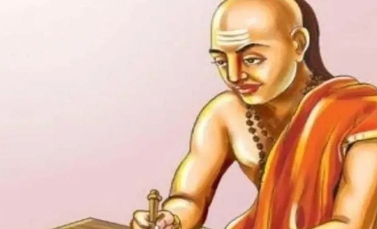 आचर्य चाणक्य यांच्यानुसार तुमच्यासमोर स्तिती नाजूक असेल तर उगीचच काहीही करण्याचे धाडस करू नका. तुमच्याकडे किती साधने आहेत, पैसे किती आहेत याचा सारासार विचार करूनच कोणतेही काम करावे. अन्यथा ऐनवेळी तुमच्यावर मोठे संकट ओढावू शकते. योग्य रणनीती बनवल्यास तुम्हाला संकटकाळातही यश मिळू शकते. 