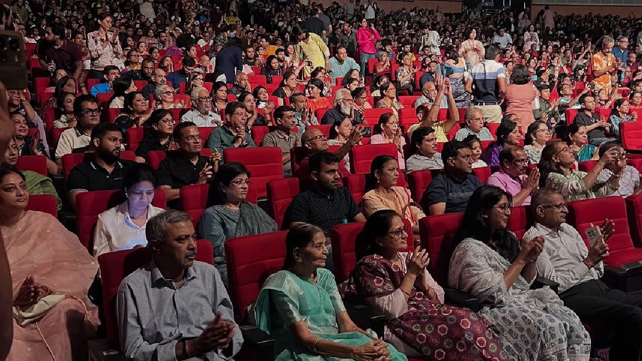 बॉक्स ऑफिसवर अनेक चित्रपट प्रदर्शित होता असतात पण यामधील काहीच चित्रपट सुपरहिट ठरतात. हे चित्रपट पाहण्यासाठी प्रेक्षक मोठ्या प्रमाणात गर्दी करत असतात. पण काही चित्रपट इतके फ्लॉप ठरतात की ते बघताना देखील झोप येईल. 