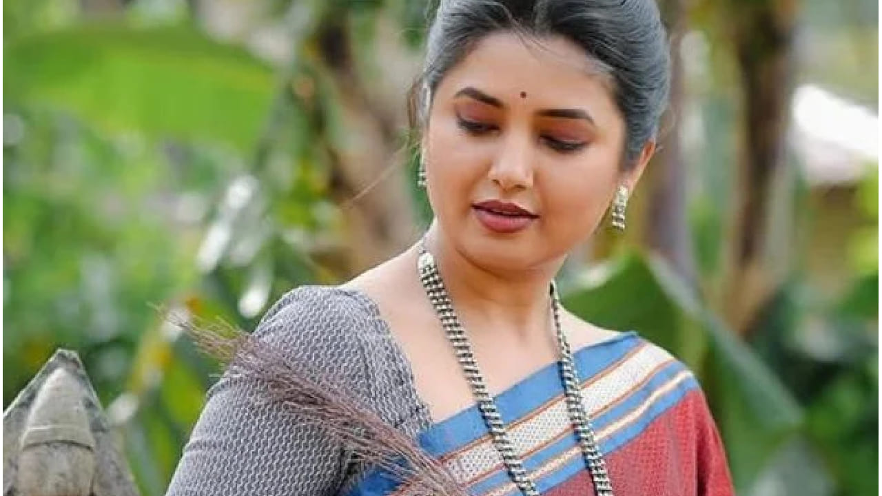 मात्र, आज वयाच्या 36 व्या वर्षीही प्राजक्ता माळी अविवाहित आहे. मात्र याबाबत ती पूर्णपणे आत्मविश्वासात असून समाजाच्या अपेक्षा किंवा दबावाला ती महत्त्व देत नाही. अलीकडेच दिलेल्या एका मुलाखतीत प्राजक्ताने प्रेम आणि नात्यांविषयी अत्यंत परखड आणि विचारपूर्वक मत मांडले आहे.