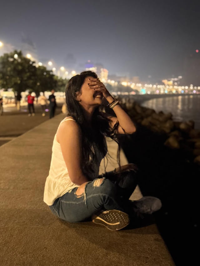 मराठी अभिनेत्रीचं गुपचूप मरीन ड्राईव्हवर फोटोशूट, चाहते म्हणाले- फोटो कुणी काढले