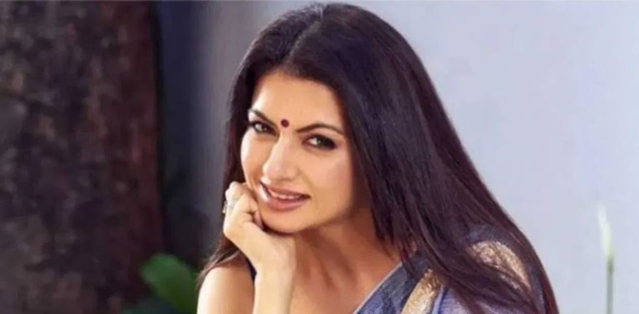 सुपरस्टार सलमान खानसोबत जिनं काम केलं त्याच भाग्यश्री या अभिनेत्रीचा नुकताच वाढदिवस झाला. ही अभिनेत्री सिनेसृष्टीत आली तेव्हा ती फारच कमी वेळात प्रसिद्ध झाली. तिचा मैना प्यार किया हा चित्रपट आला. हा चित्रपट बॉक्स ऑफिसवर चांगलाच चालला.