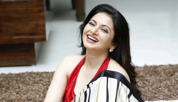 त्यांची लव्हस्टोरी खूपच मजेदार आहे. हिमालय यांना भाग्यश्रीला प्रेमाबद्दल सांगायचं होतं. परंतु हिमालय हे सांगायला घाबरत होते. त्यानंतर एका दिवशी मीच त्याच्याकडे गेले आणि तुला काय विचारायचं ते विचार तुला सकारात्मक उत्तर मिळेल, असं मीच त्याला सांगितलं, असं भाग्यश्रीने एका मुलाखतीत सांगितलेले आहे.