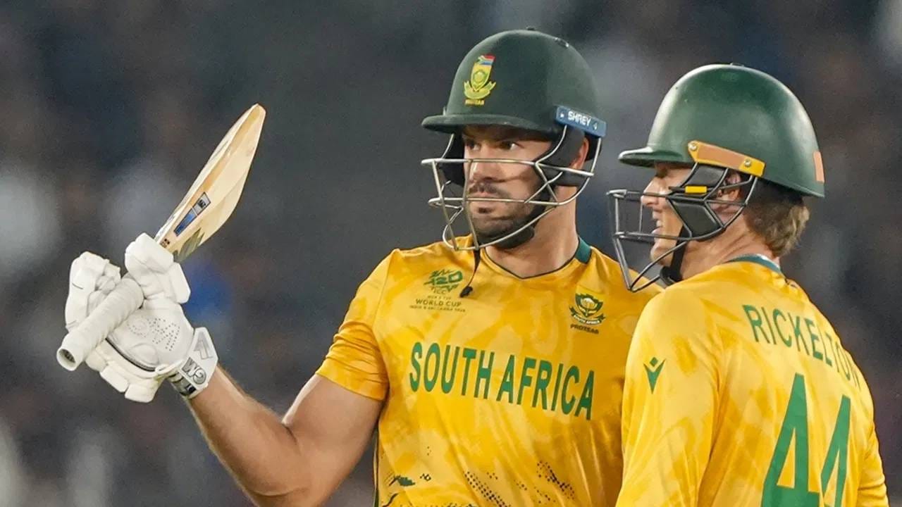 टी20 वर्ल्डकप 2024 स्पर्धेत एडन मार्करमच्या नेतृत्वात दक्षिण अफ्रिकेने अंतिम फेरी गाठली होती. पण अंतिम फेरीत पराभवाचं तोंड पाहावं लागलं होतं. पण आता दक्षिण अफ्रिकेची कामगिरी पाहता जेतेपद मिळवू  शकते अशी स्थिती आहे. त्यामुळे पुढे या स्पर्धेत काय होतं? हे पाहणं औत्सुक्याचं ठरणार आहे. (Photo- PTI)