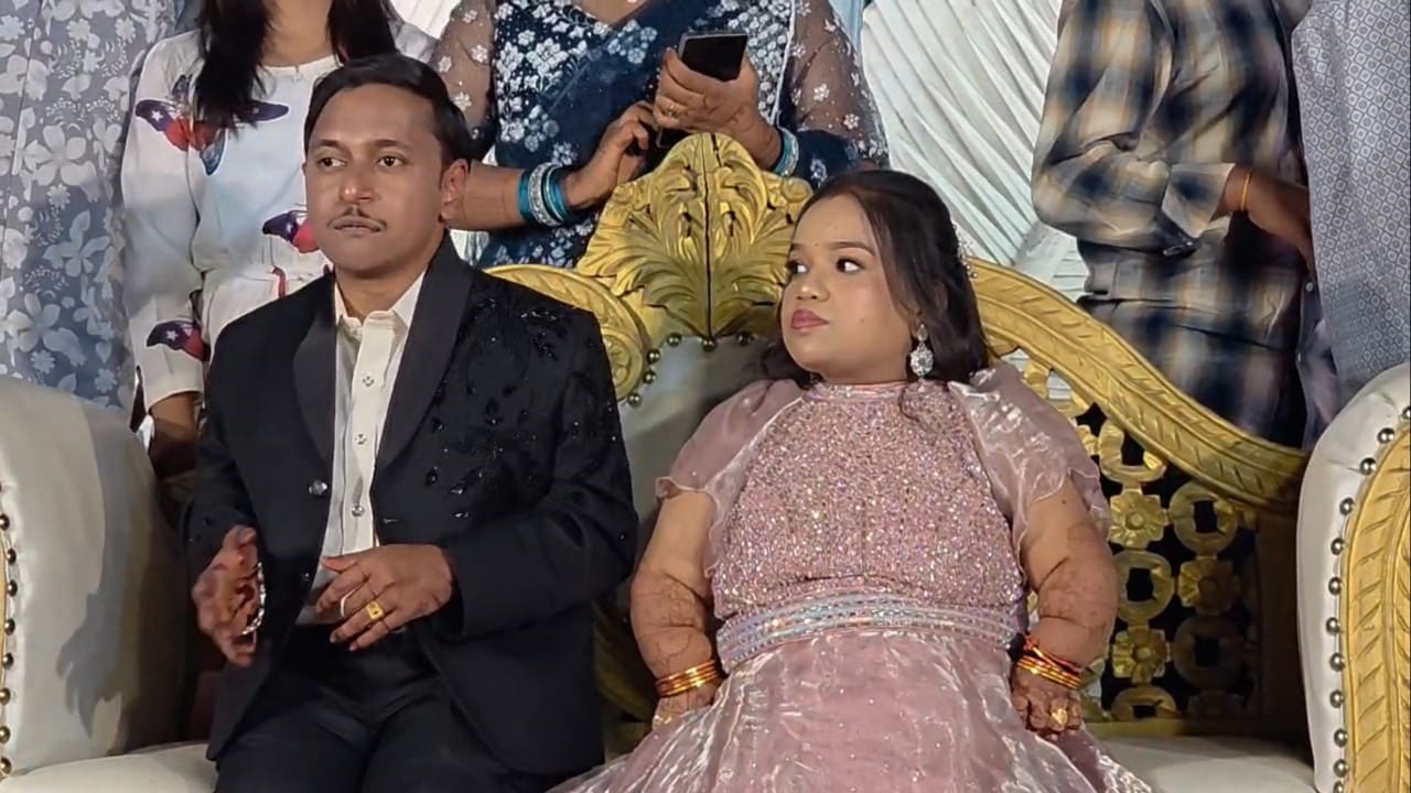 लग्न म्हणजे दोन जीवांचा सुंदर संगम आणि नियतीने जुळवलेला एक अनोखा बंध. कधी कधी काही जोड्या अशा जुळतात की, त्या पाहताच सर्वांच्या ओठांवर एकच शब्द येतो - रब ने बना दी जोडी! 