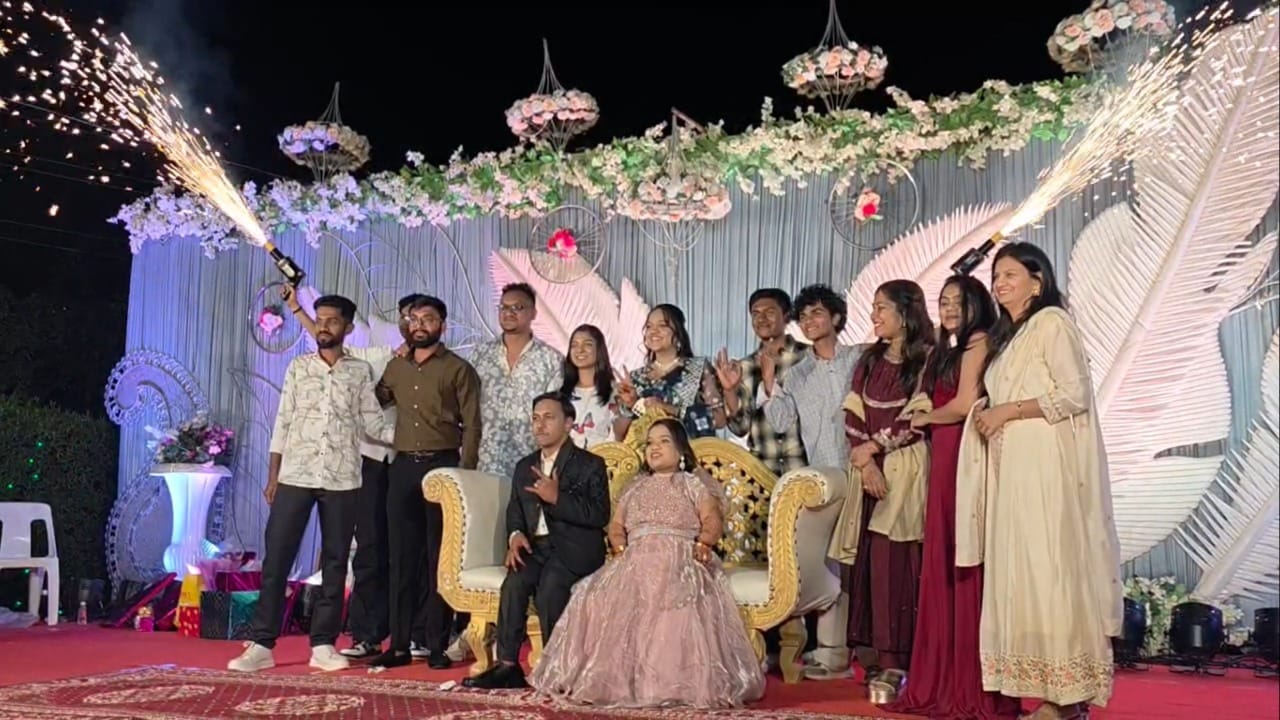 या विवाहाचे खास वैशिष्ट्य म्हणजे नवरदेव प्रतीक यांची उंची ४.२ फूट आहे, तर नवरी रेणुका यांची उंची ३.८ फूट आहे. या क्युट जोडीने केवळ वऱ्हाडीच नव्हे, तर संपूर्ण अकोलेकरांचे लक्ष वेधून घेतले आहे.