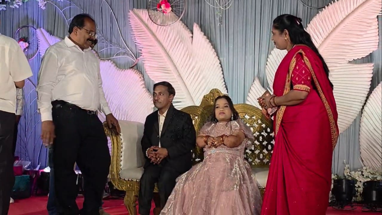 तर नवरी रेणुका या सिरोज येथील एका शाळेत लायब्ररीयन म्हणून आपली जबाबदारी सांभाळत आहेत. दोघांचीही जिद्द आणि कर्तृत्व पाहून उपस्थितांनी त्यांचे तोंडभरून कौतुक केले.