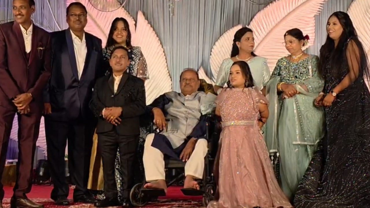 दरम्यान सोशल मीडिया आणि स्थानिक परिसरात या रब ने बना दी जोडीचे फोटो आणि व्हिडीओ सध्या जोरदार व्हायरल होत आहे. उंचीपेक्षा मनाची ओढ महत्त्वाची असते, हेच या जोडीने सिद्ध केले आहे.