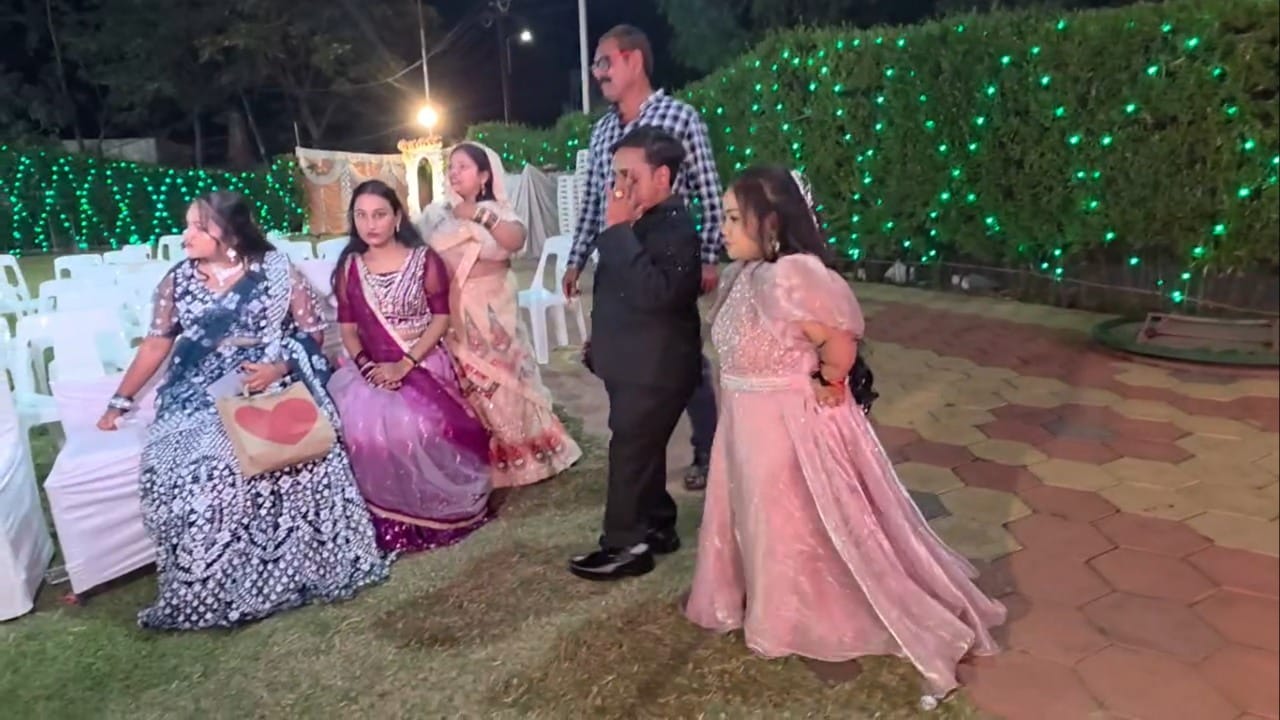 असाच एक आगळावेगळा आणि मनमोहक विवाह सोहळा सध्या अकोला शहरात चर्चेचा विषय ठरला आहे. अकोला येथील रहिवासी प्रतीक धानुका आणि मध्य प्रदेशातील सिरोज येथील रेणुका यांचा शुभविवाह नुकताच सिरोज येथे अत्यंत उत्साहात पार पडला.