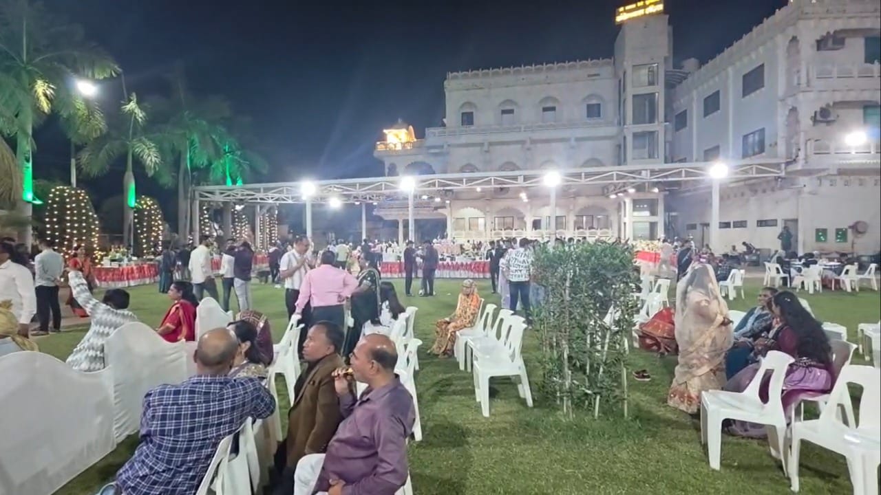 स्टेजवर ही जोडी उभी असताना त्यांच्या चेहऱ्यावरील आनंद पाहून उपस्थितांच्या चेहऱ्यावरही हसू फुलले. अनेकांनी या जोडीसोबत सेल्फी घेण्याचा आनंद लुटला. तसेच त्यांच्या वैवाहिक वाटचालीस भरभरून शुभेच्छा दिल्या.