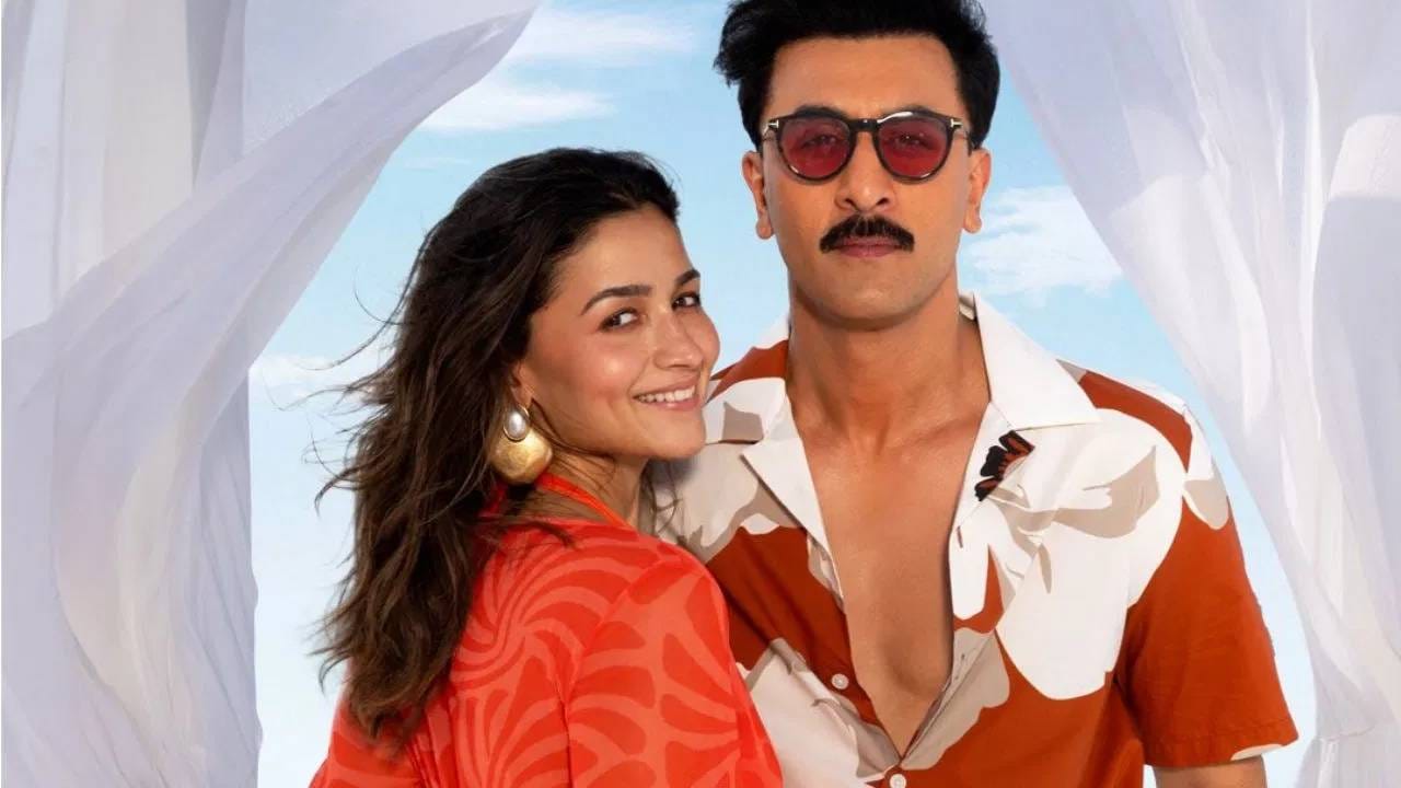 पावर कपल वाली फोटो पोजही अनेकांना भावते. या फोटोत आलिया भट्ट आणि रणबीर कपूर पावर कपल वाटतायत. रणबीरने आलियाला कमरेत पकडलय, ते कॅमेऱ्याकडे बघतायत. आलिया स्माइल आणि साइड पोज देतेय.  (aliabhatt/Instagram)