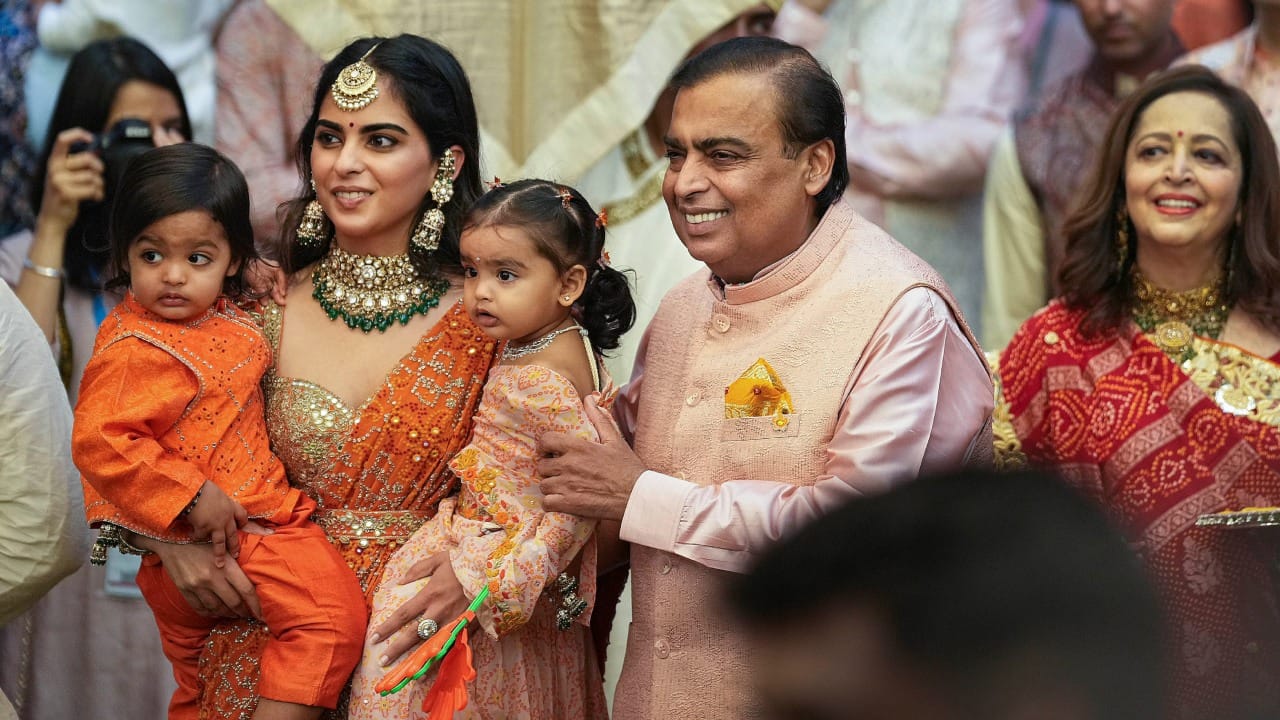 या ठिकाणी १६८ हून अधिक गाड्या पार्क करण्याची क्षमता आहे. हे पार्किंग क्षेत्र केवळ पार्किंग लॉट नसून एक हाय-टेक झोन आहे. प्रत्येक गाडीसाठी स्वतंत्र सेन्सर, प्रगत अग्निशमन यंत्रणा आणि हवेच्या शुद्धतेसाठी एअर फिल्टरेशन सिस्टीम तिथे कार्यान्वित आहे.