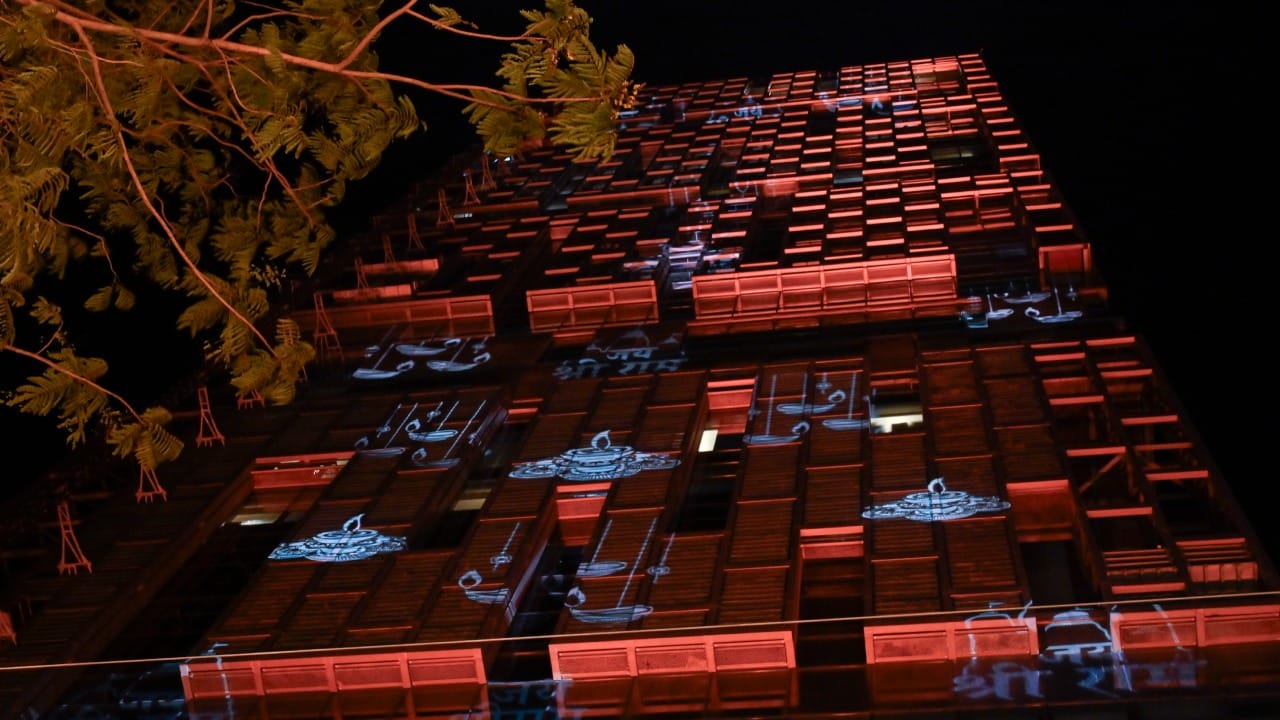 अंबानींच्या ताफ्यात केवळ लक्झरी गाड्याच नाहीत, तर Mercedes-Benz S600 Guard आणि BMW 760Li सारख्या बुलेटप्रूफ गाड्यांचा समावेश आहे. या गाड्यांवर बॉम्बस्फोट किंवा गोळीबाराचा कोणताही परिणाम होत नाही.