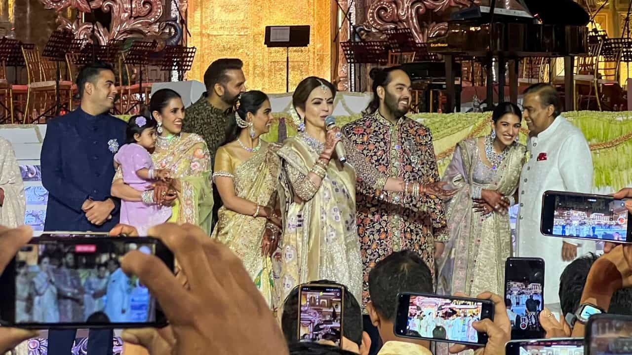 मुंबईतील अँटिलिया हे निवासस्थान केवळ त्याच्या उंचीसाठीच नाही, तर तिथल्या अद्ययावत सोयी सुविधांसाठीही जगभरात प्रसिद्ध आहे. मुकेश अंबानी यांच्या ताफ्यात १७० हून अधिक अतिमहागड्या गाड्या आहेत.