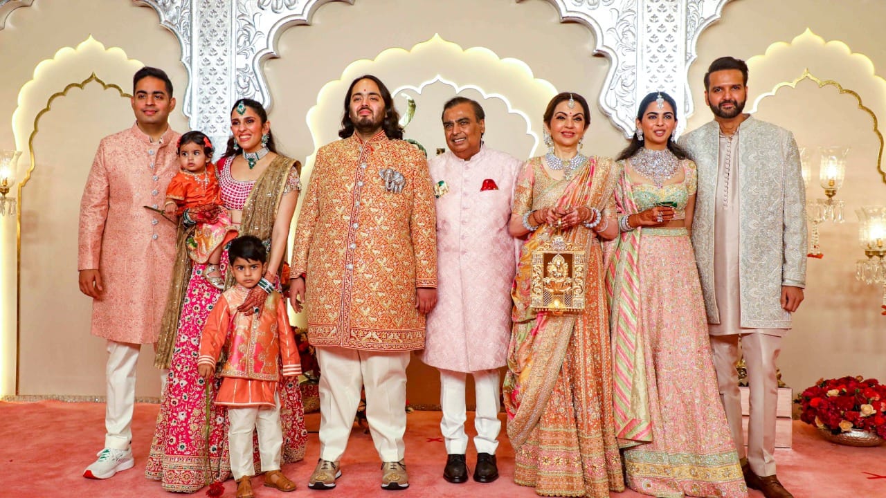 रात्री झोपण्यापूर्वी त्वचा रिपेअर होण्यासाठी त्या खास नाईट सीरमचा वापर करतात. व्हिटॅमिन सी आणि ई युक्त सीरममुळे त्वचा मऊ आणि तजेलदार राहते. केवळ बाहेरून क्रीम लावून सौंदर्य येत नाही, तर मानसिक शांतीही महत्त्वाची असते.